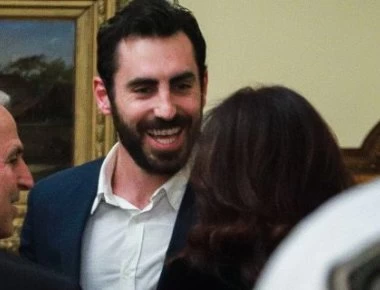 Ο σεφ Γιάννης Αποστολάκης στο Προεδρικό για την ορκωμοσία του πατέρα του - Χωρίς γραβάτα, με sneakers (φώτο)